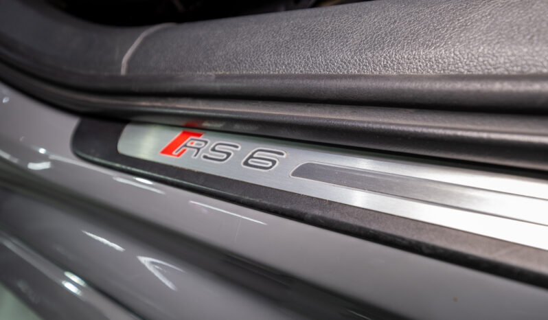 
								2015 Audi RS6 Avant Quattro full									