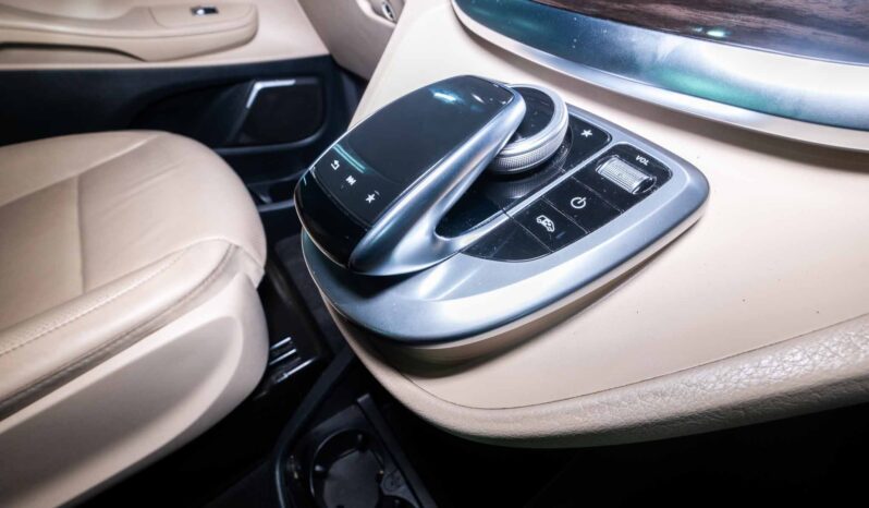 
								2020 Mercedes-Benz V-Class V250d Avantgarde full									