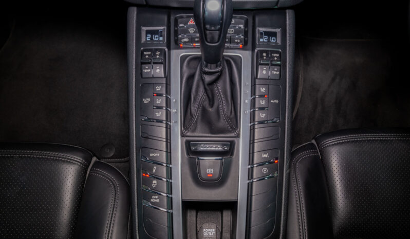 
								2023 Porsche Macan full									