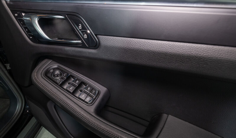 
								2023 Porsche Macan full									