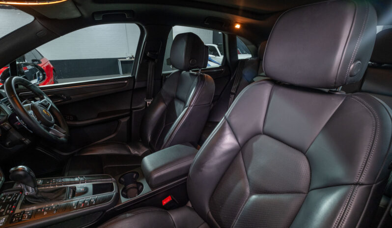 
								2023 Porsche Macan full									