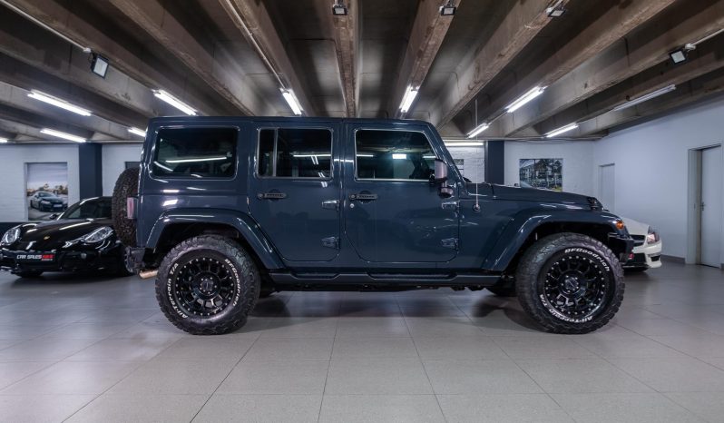 
								2017 Jeep Wrangler Unlimited 3.6L Sahara full									